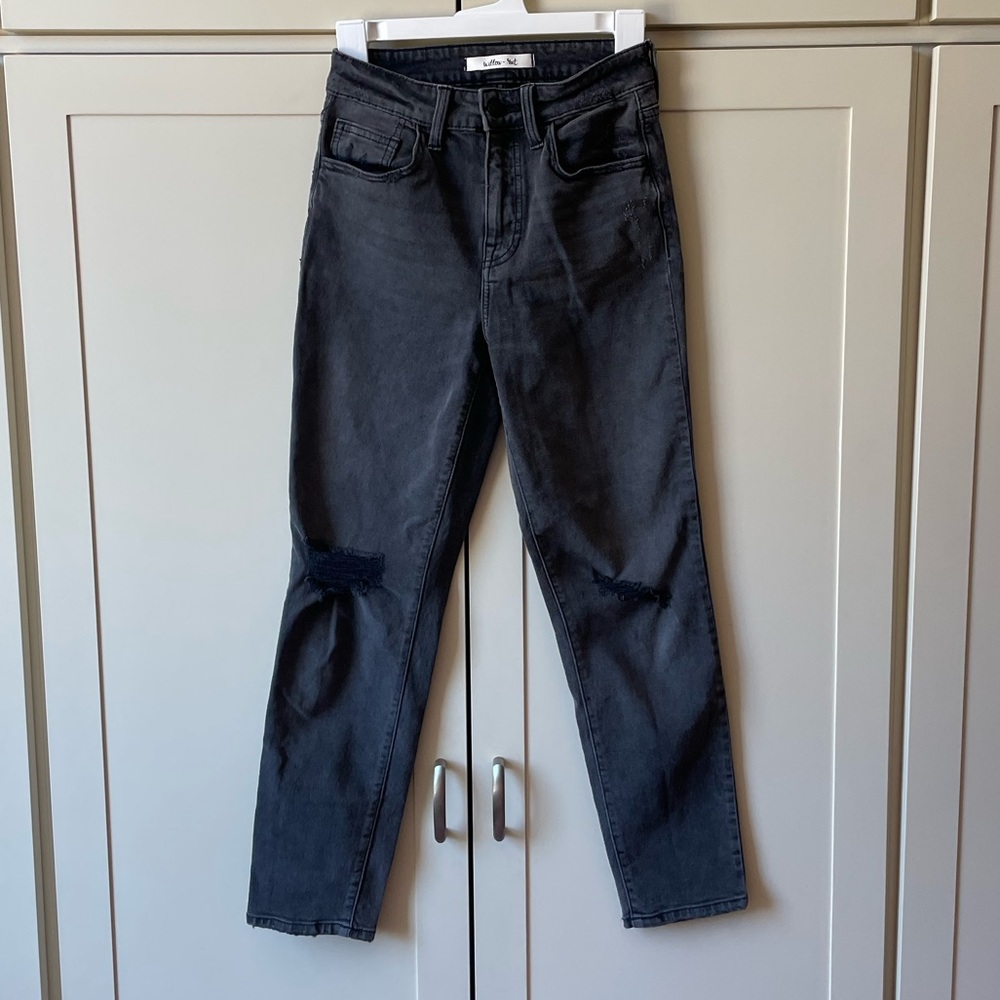 black jeans (kind of stretchy material but not jegging)